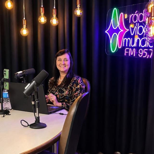 Fabiana Nastácio no estúdio da Rádio Vibe Mundial